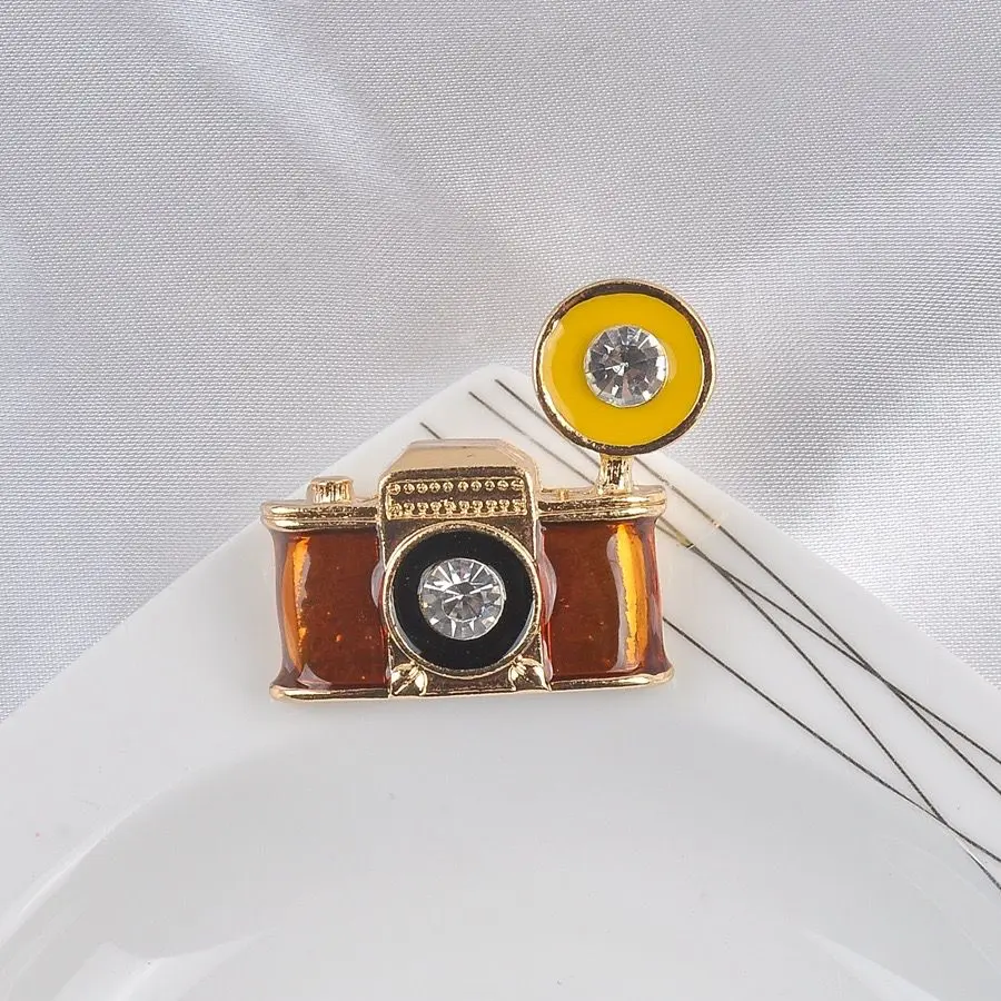 RETRO BROOCH 