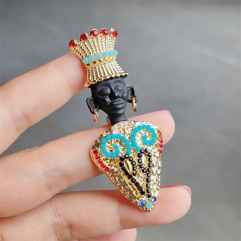 KING BROOCH 