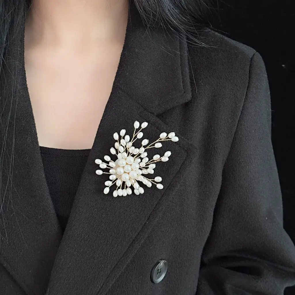 SNOWFLAKE BROOCH 