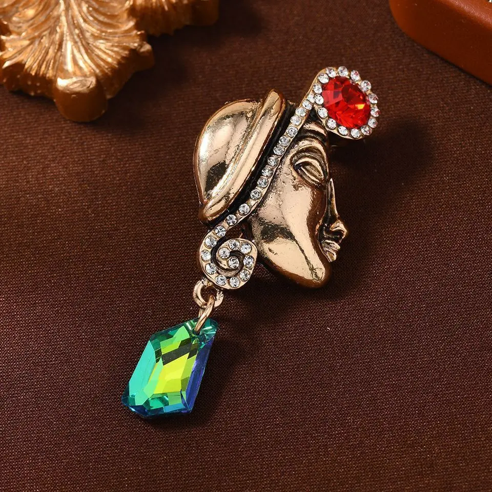 QUEEN BROOCH 