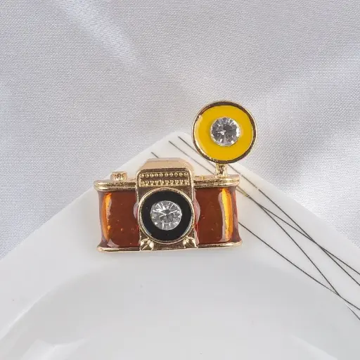 RETRO BROOCH 
