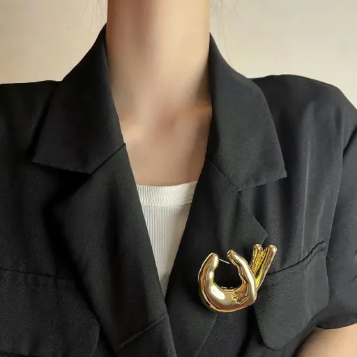 S HAND BROOCH 