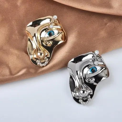 FACE BROOCH 