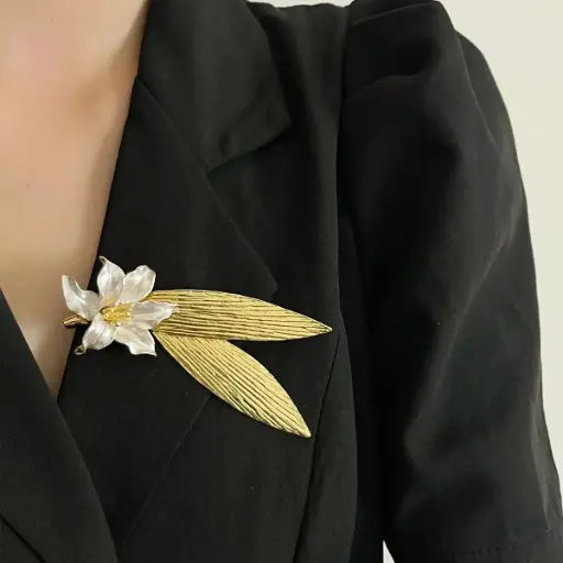 FLOWER BROOCH 